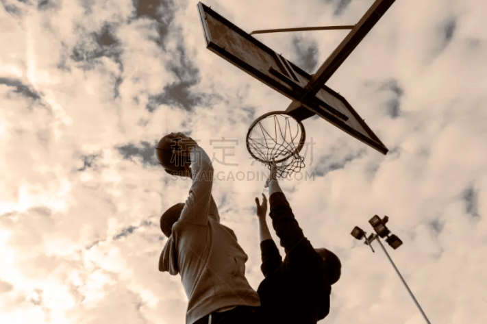 《滑球还是曲球？解析现代投手的球种设计理念》